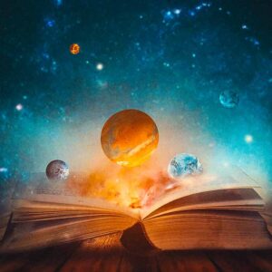 Открытая книга, из которой появляются планеты и космос, символизирующая поиск окончательной теории Вселенной.