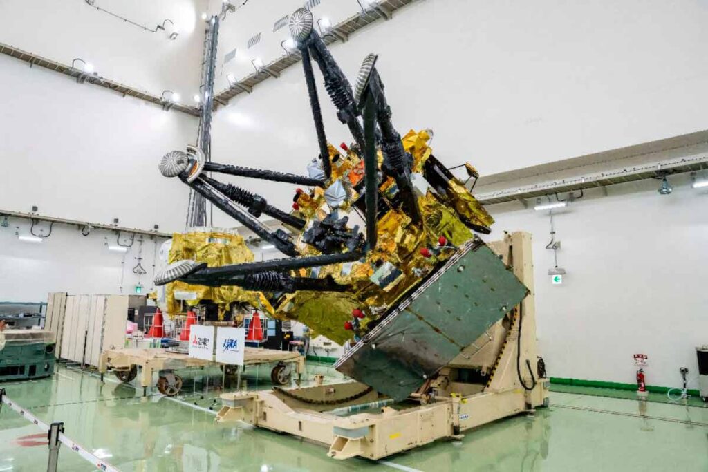 Сборка межпланетной станции MMX в чистой комнате JAXA для полета к спутникам Марса.
