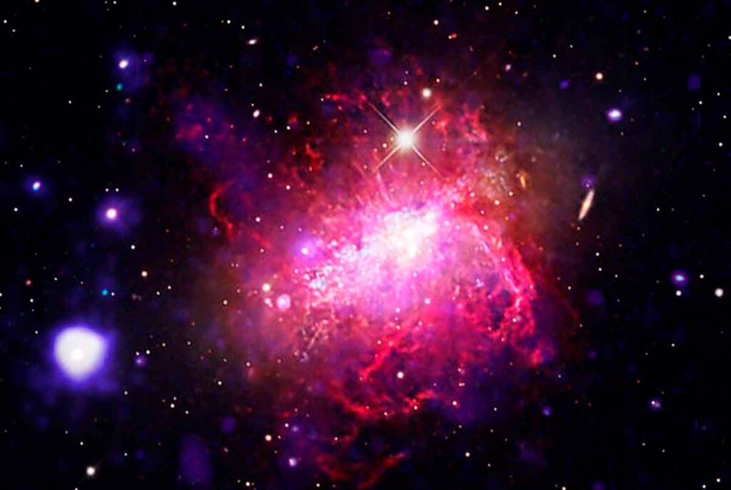 Галактика NGC 1569, объединяющая данные телескопа Чандра и других космических обсерваторий.