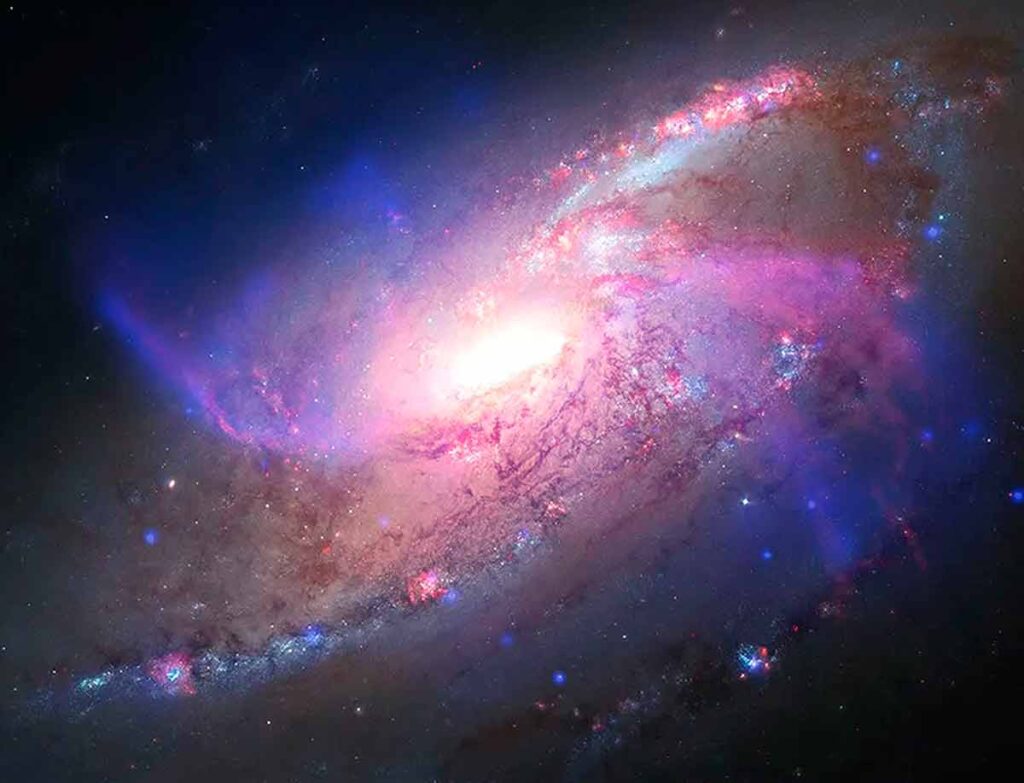 Спиральная галактика NGC 4258, композитное изображение с рентгеновскими данными.