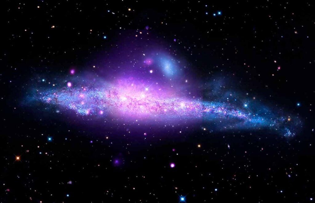 Галактика NGC 4631, композитный снимок в рентгеновском и других диапазонах.