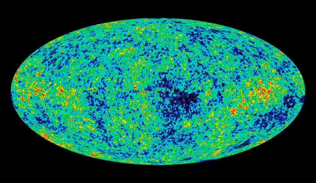 Овальная карта всего неба, показывающая реликтовое излучение (Cosmic Microwave Background — CMB) в виде мозаики из крошечных температурных флуктуаций, представленных в синем, зеленом, желтом и красном цветах на черном фоне.